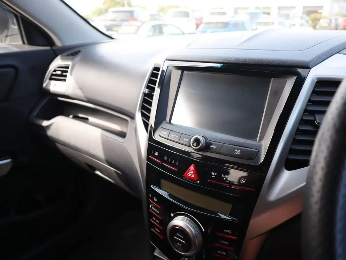 2015-kgm-ssangyong-tivoli-16-elx-big-31