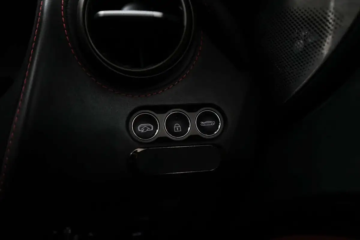 2019-mclaren-720s-40-luxury-big-36