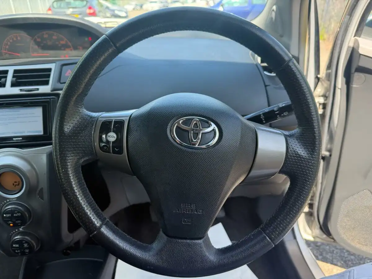 2011-toyota-yaris-133-t-spirit-vvt-i-101bhp-5d-big-13