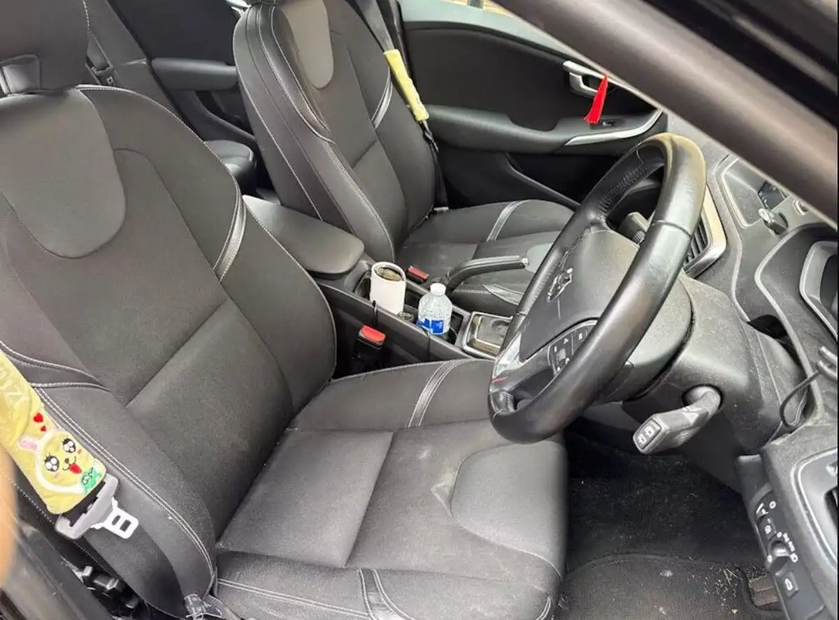 2016-volvo-v40-15-t2-momentum-big-5