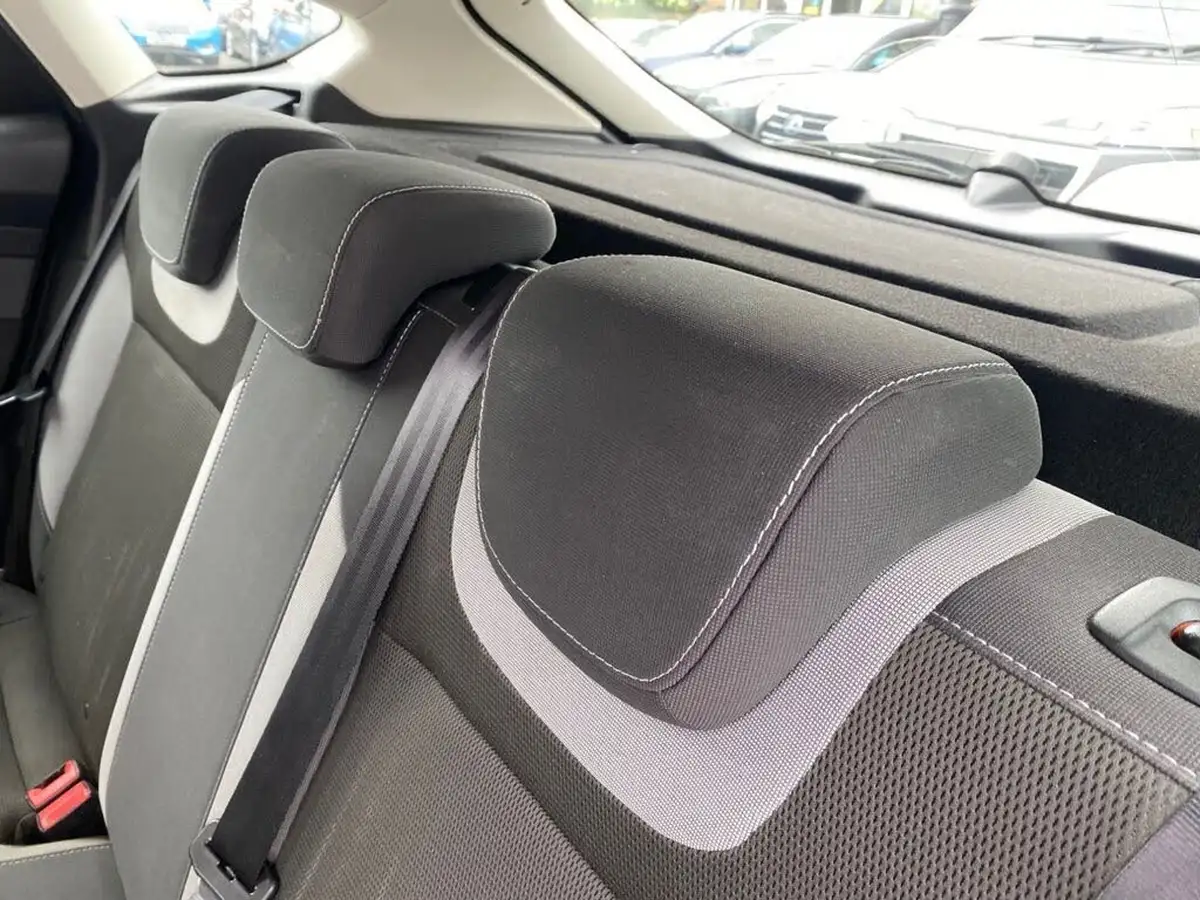 2012-ford-focus-16-zetec-ti-vct-125ps-hatchback-big-23