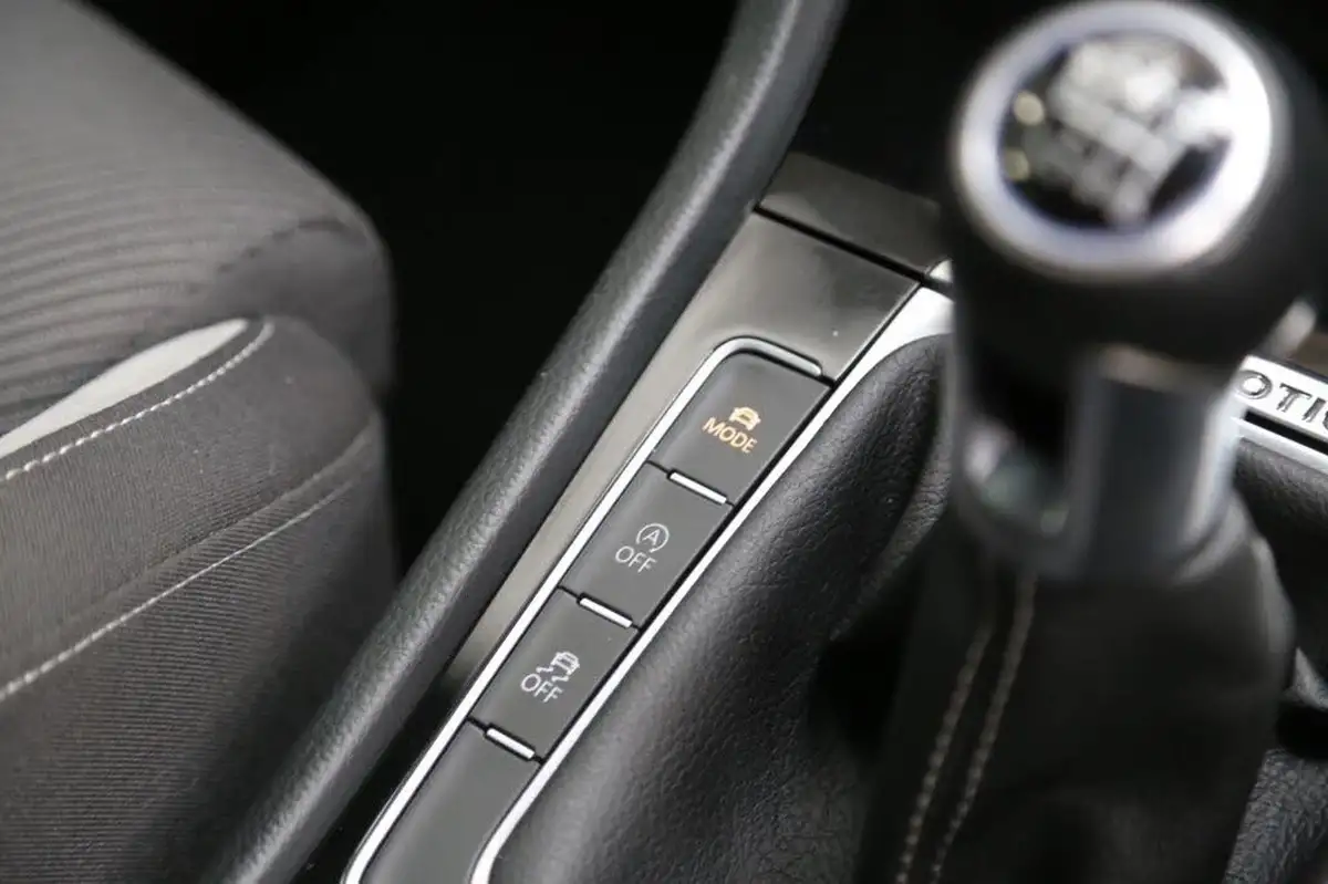 2015-volkswagen-golf-20-tsi-r-hatchback-5d-big-18