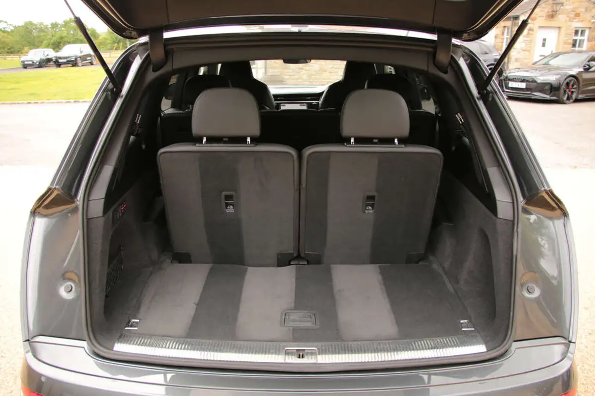 2022-audi-sq7-40-tfsi-black-edition-big-17