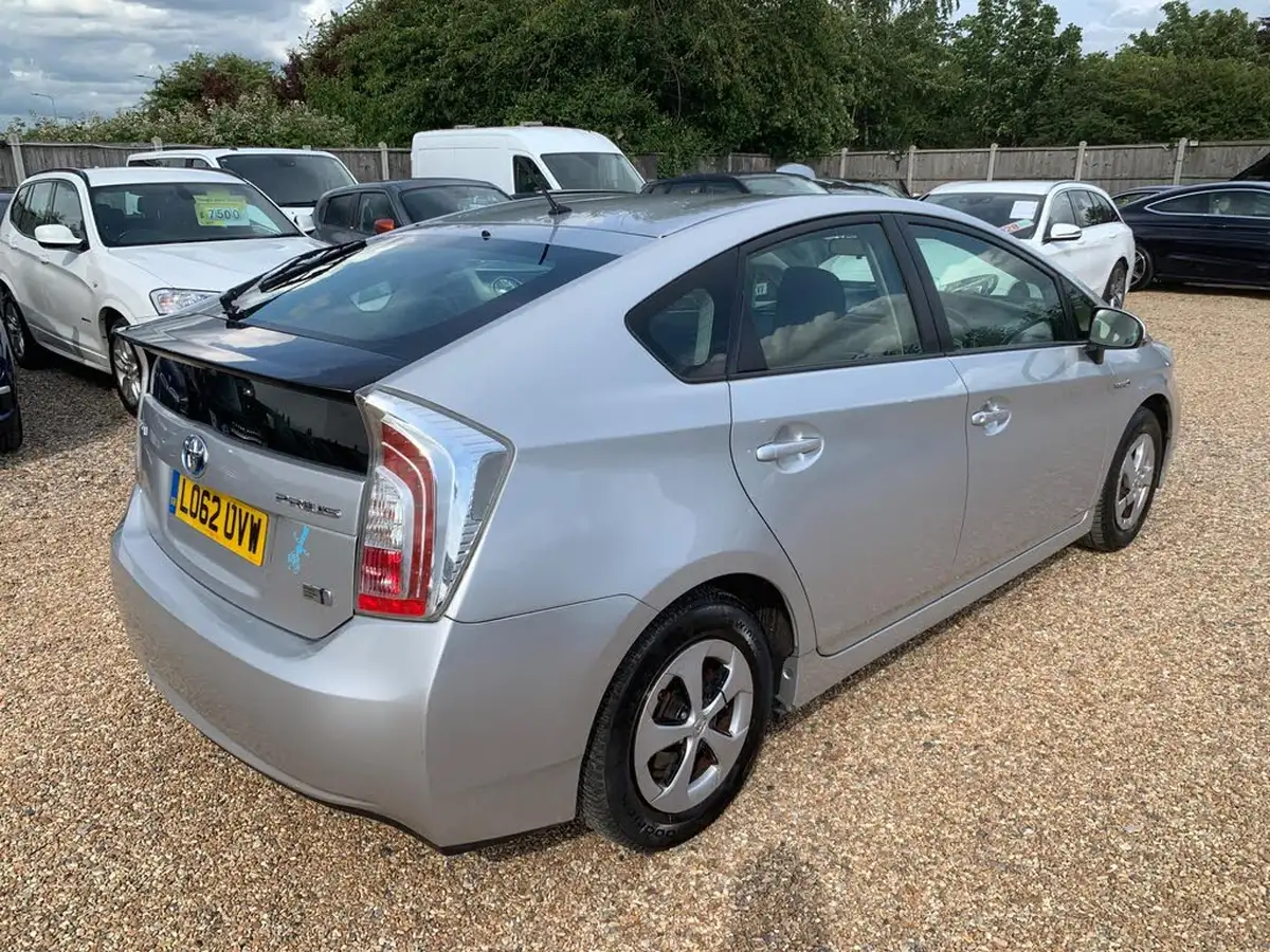 2012-toyota-prius-18-vvt-i-t3-1798cc-big-6