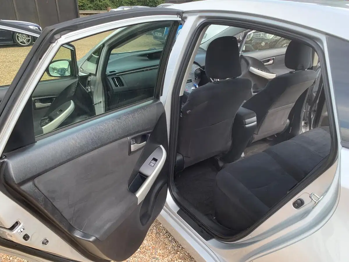 2012-toyota-prius-18-vvt-i-t3-1798cc-big-30