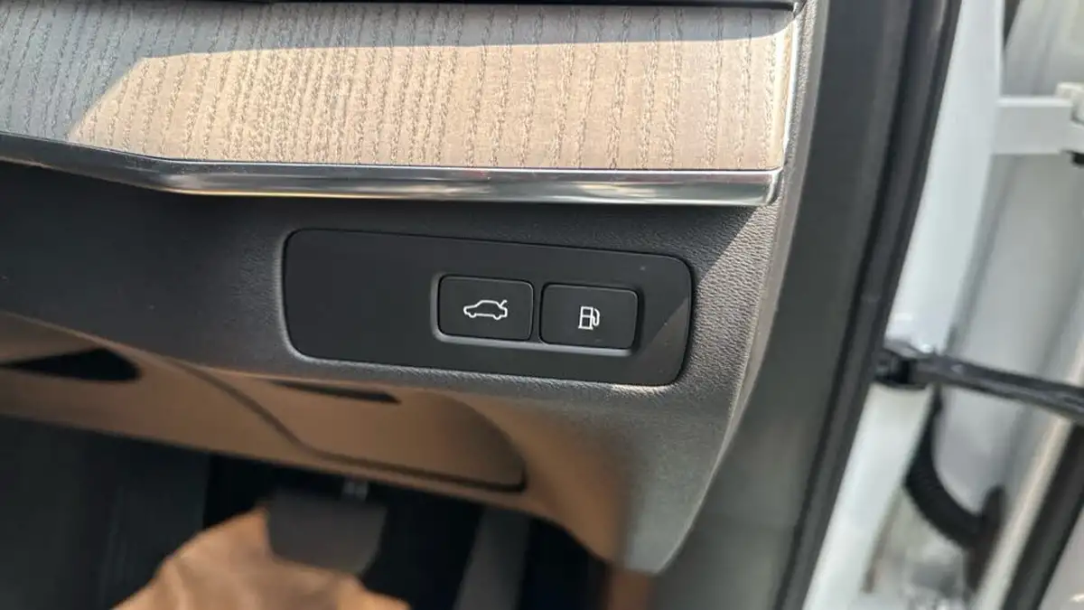 2024-volvo-xc90-20-t8-ultra-dark-big-30