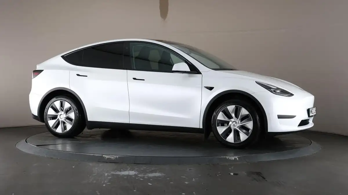 2023-tesla-model-y-e-rwd-big-57