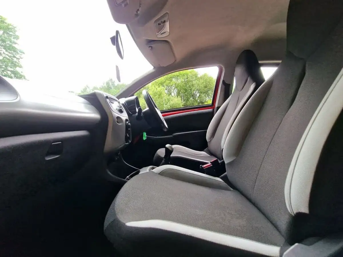 2015-toyota-aygo-10-vvt-i-x-play-5d-big-44