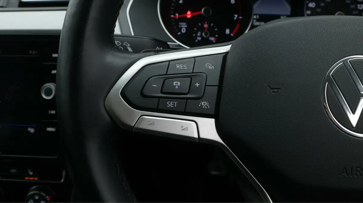 2022-volkswagen-passat-15-tsi-sel-estate-5d-dsg-big-22