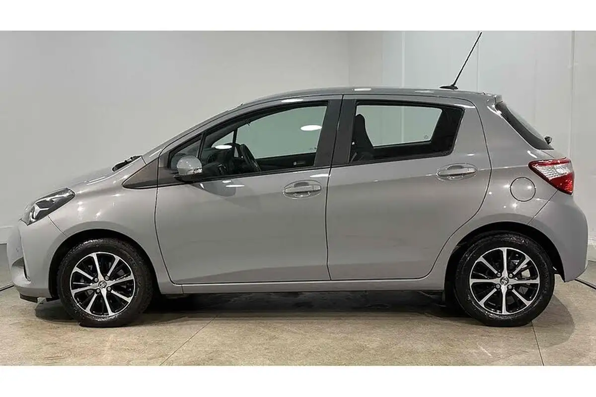 2018-toyota-yaris-15-vvt-i-icon-tech-111bhp-1496cc-cvt-big-5