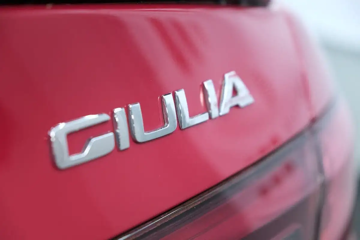 2017-alfa-romeo-giulia-20-veloce-big-22