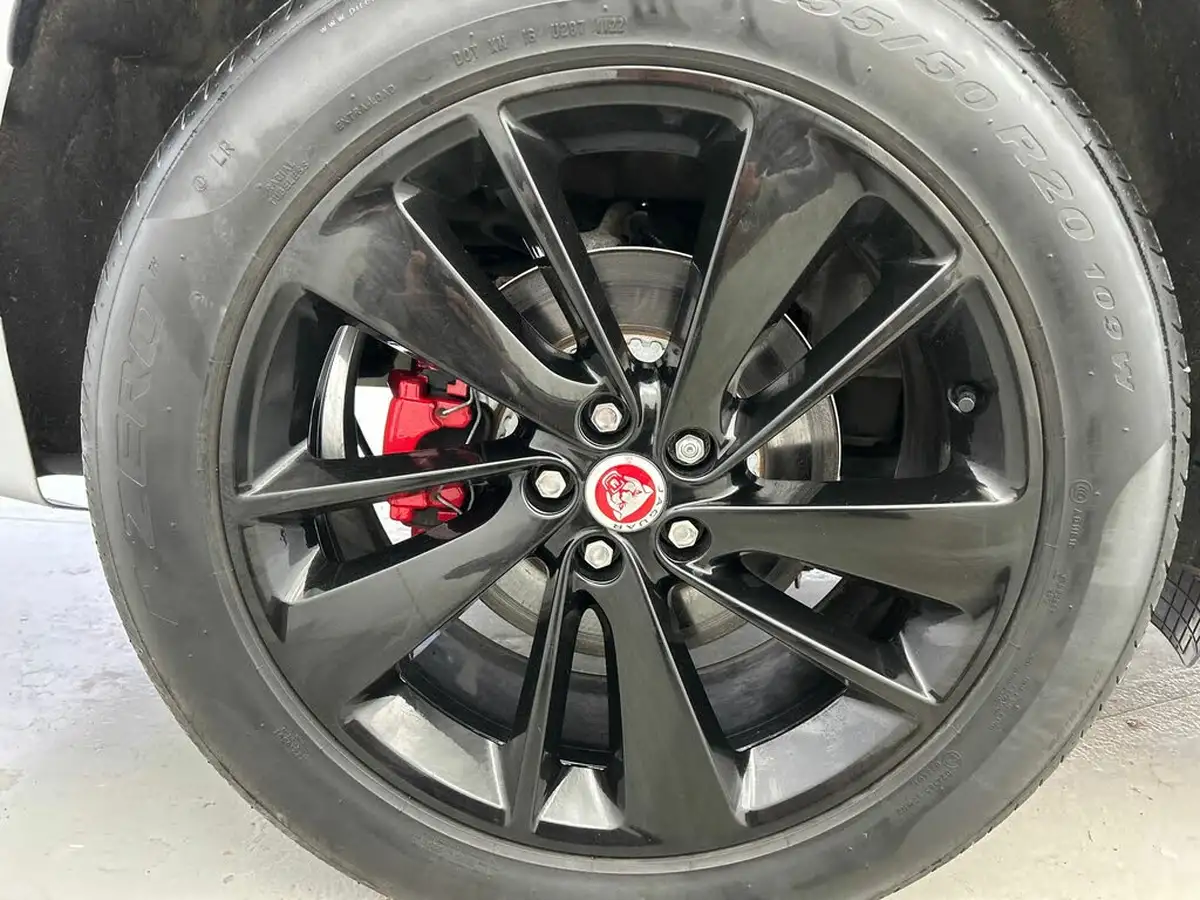 2022-jaguar-f-pace-20-d200-r-dynamic-black-big-12