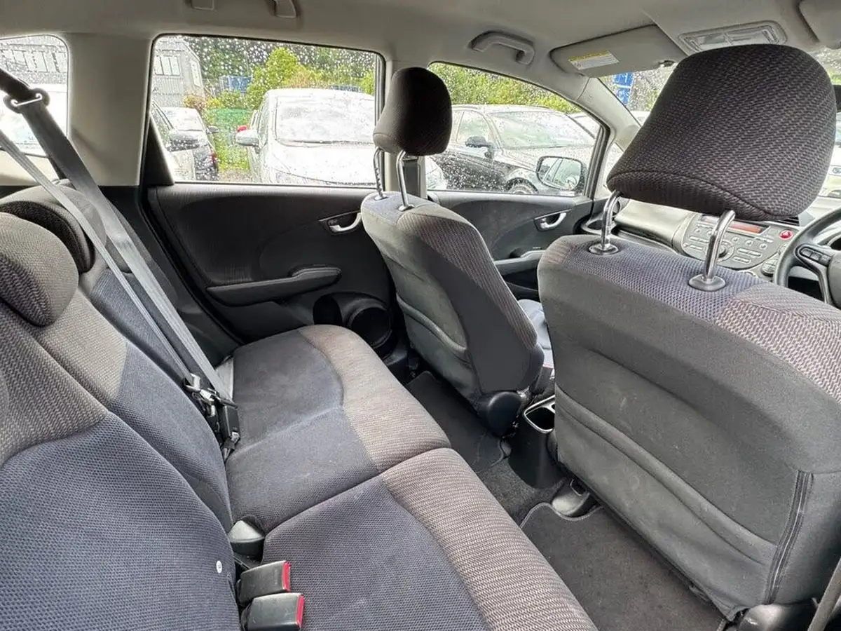 2011-honda-jazz-14-es-cvt-big-10