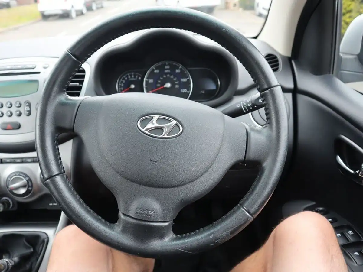 2012-hyundai-i10-12-style-85bhp-big-33