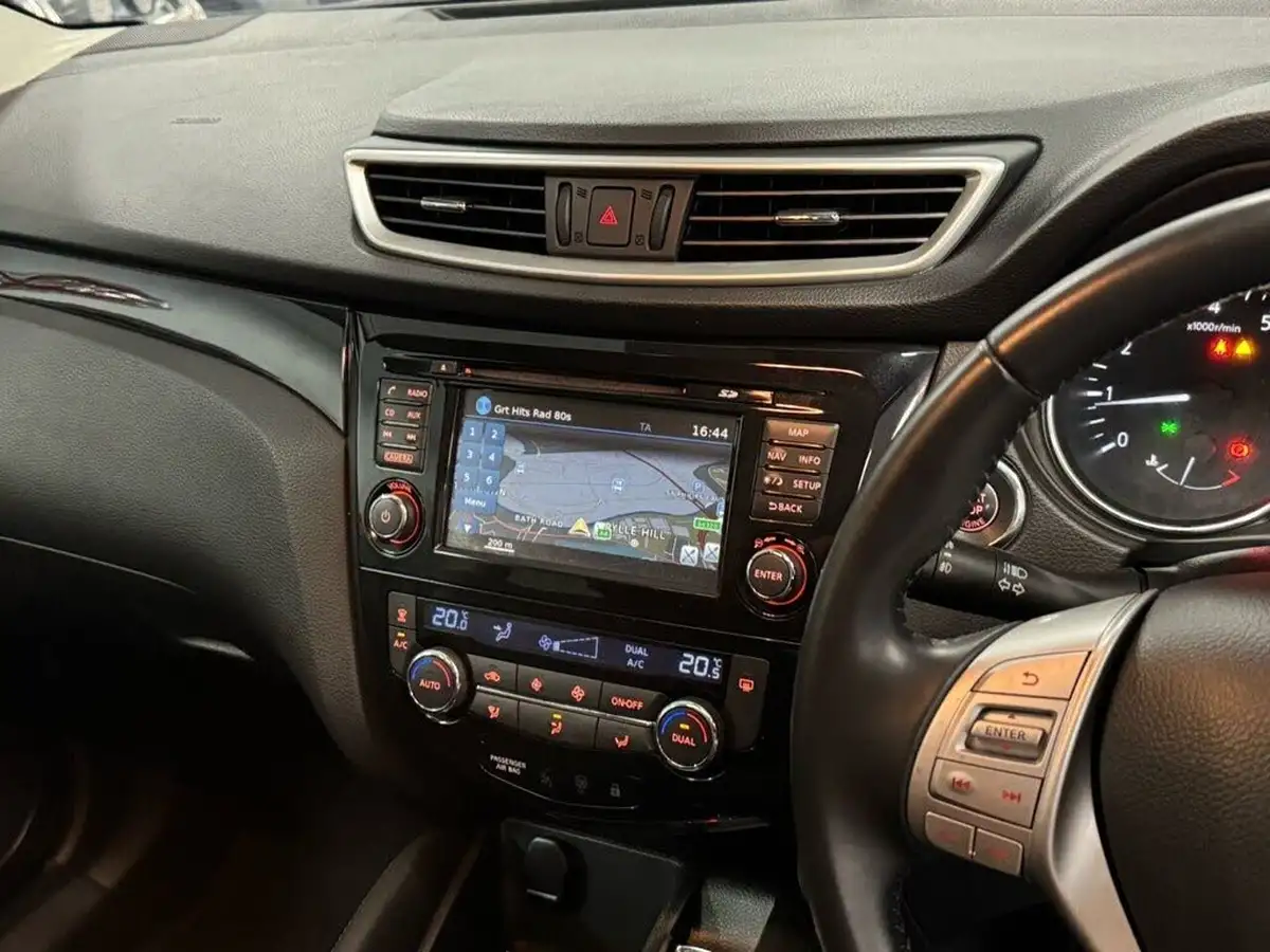 2014-nissan-qashqai-12-acenta-premium-big-29