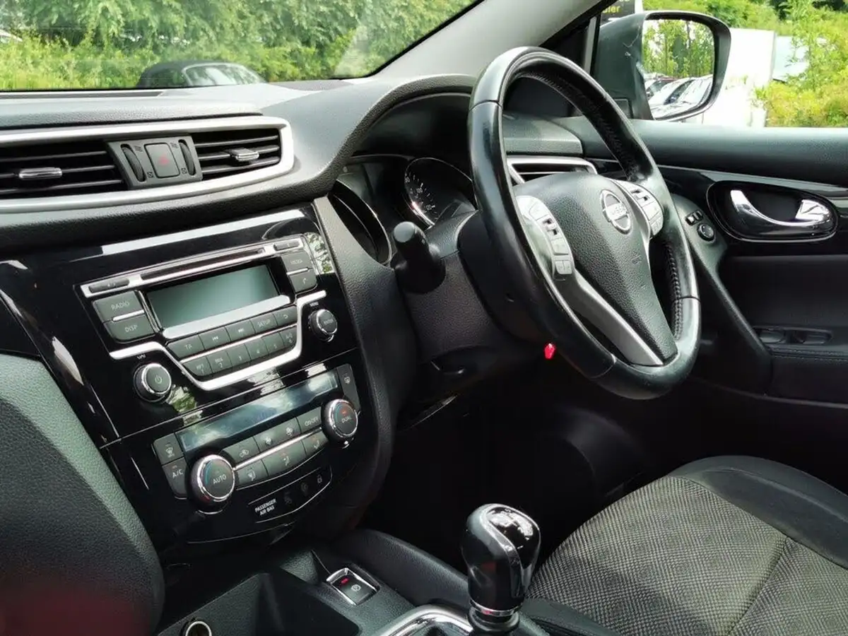 2014-nissan-qashqai-12-acenta-smart-vision-pack-big-6