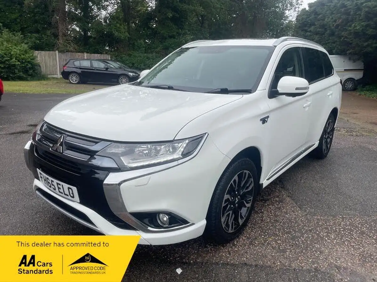 2015-mitsubishi-outlander-20-gx4h-phev-big-2