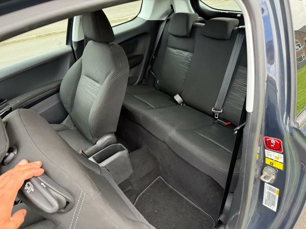 2015-peugeot-208-10-access-puretech-3d-big-18