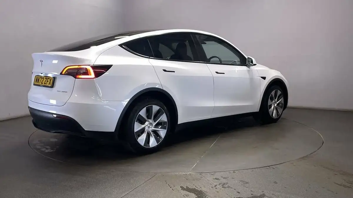 2022-tesla-model-y-e-long-range-big-7