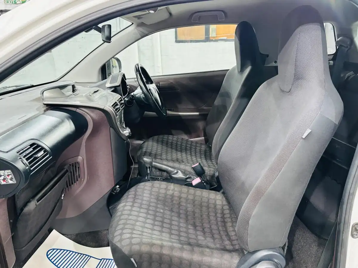 2009-toyota-iq-10-2-multidrive-big-13