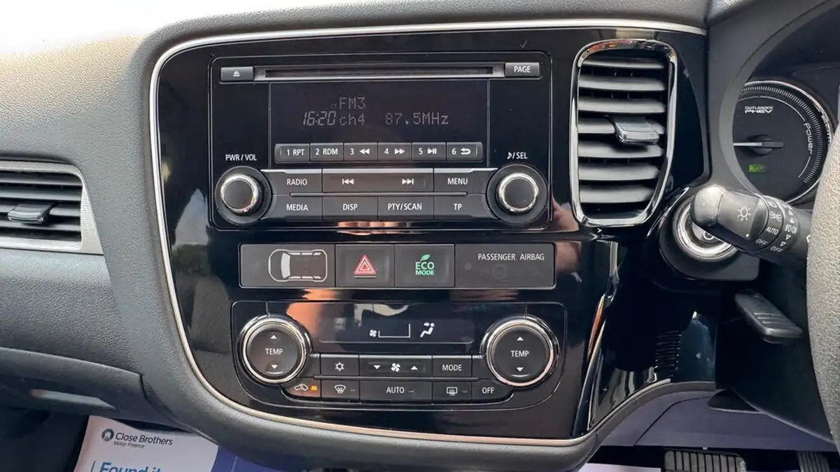 2015-mitsubishi-outlander-20-gx3h-phev-5st-big-21