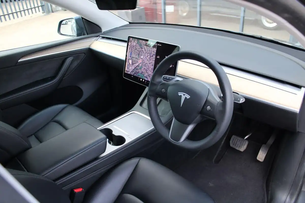 2022-tesla-model-y-e-long-range-big-15