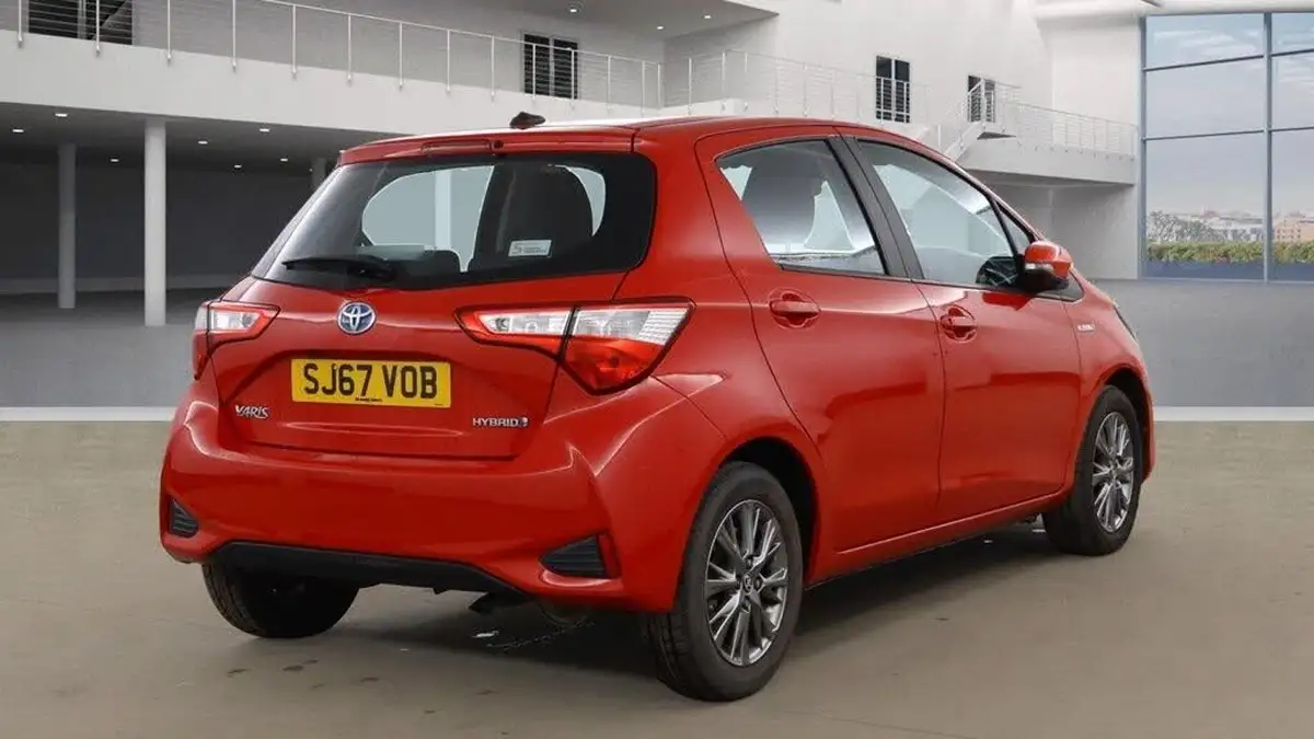 2017-toyota-yaris-15-vvt-i-icon-tech-98bhp-hybrid-1497cc-e-cvt-big-9