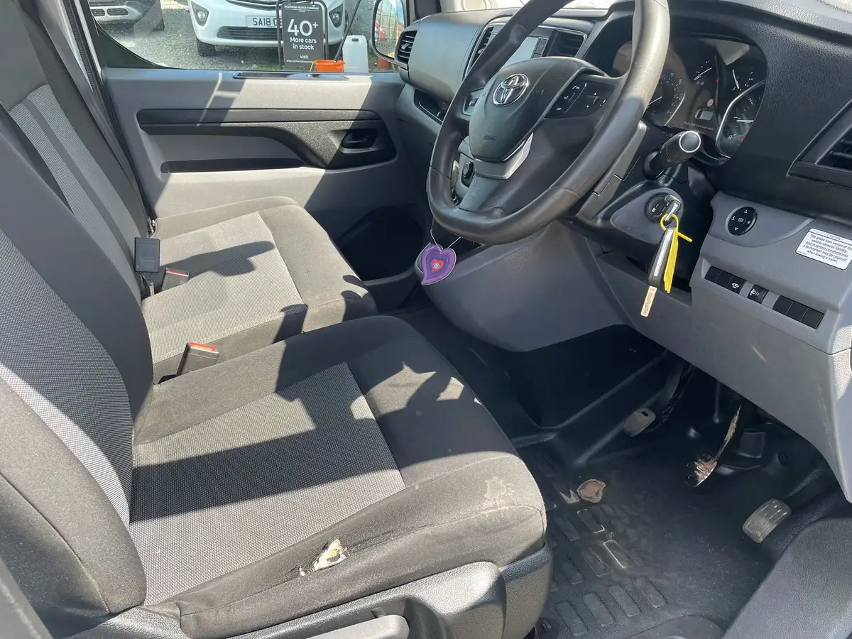 2017-toyota-proace-16d-comfort-compact-big-11