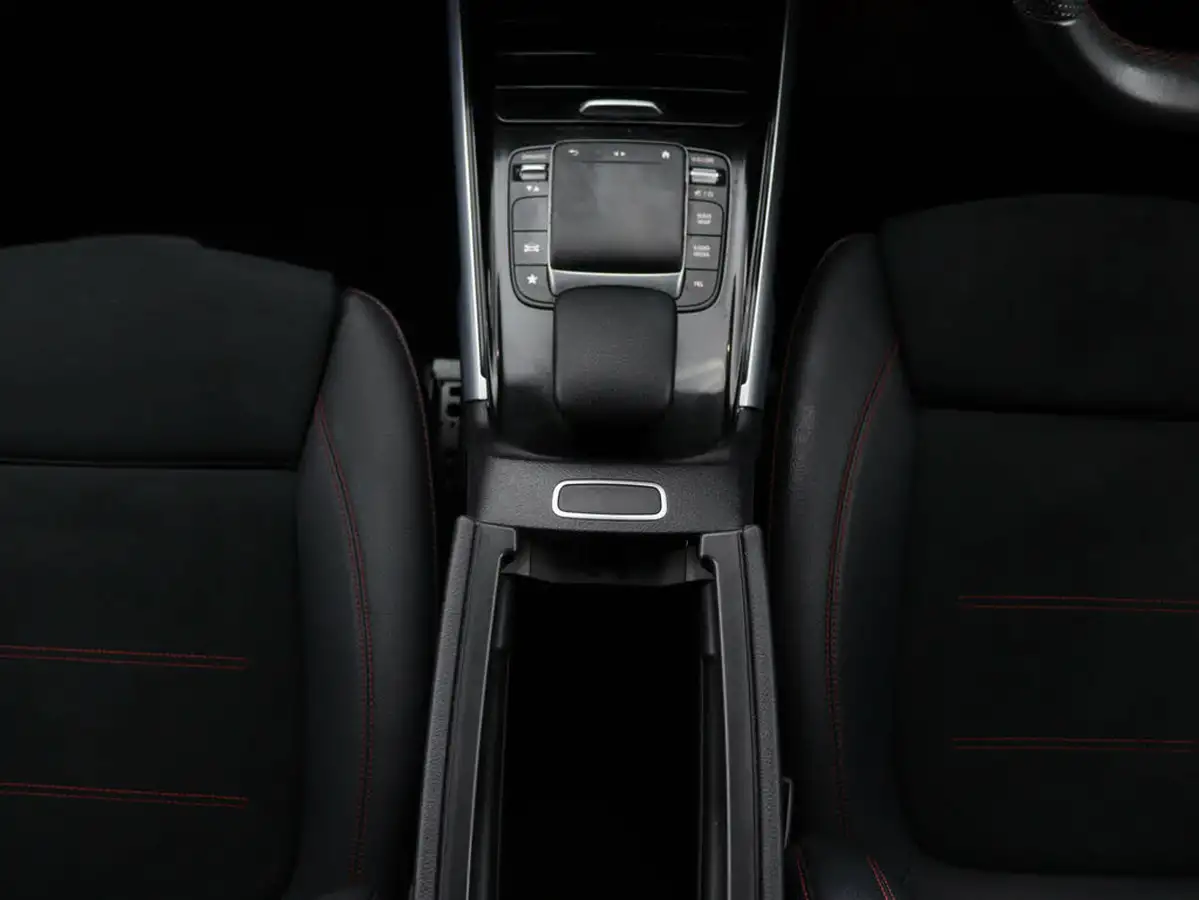2021-mercedes-benz-glb-class-13-glb200-amg-line-7g-tronic-big-18