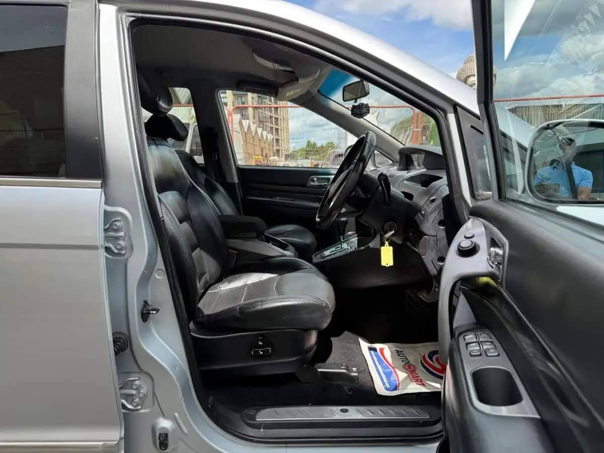 2018-kgm-ssangyong-turismo-22td-ex-auto-big-12