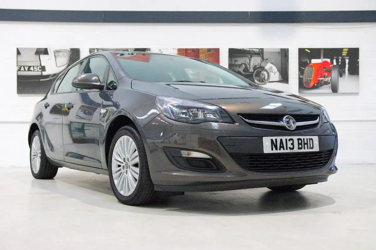 2013-vauxhall-astra-14-energy-big-0