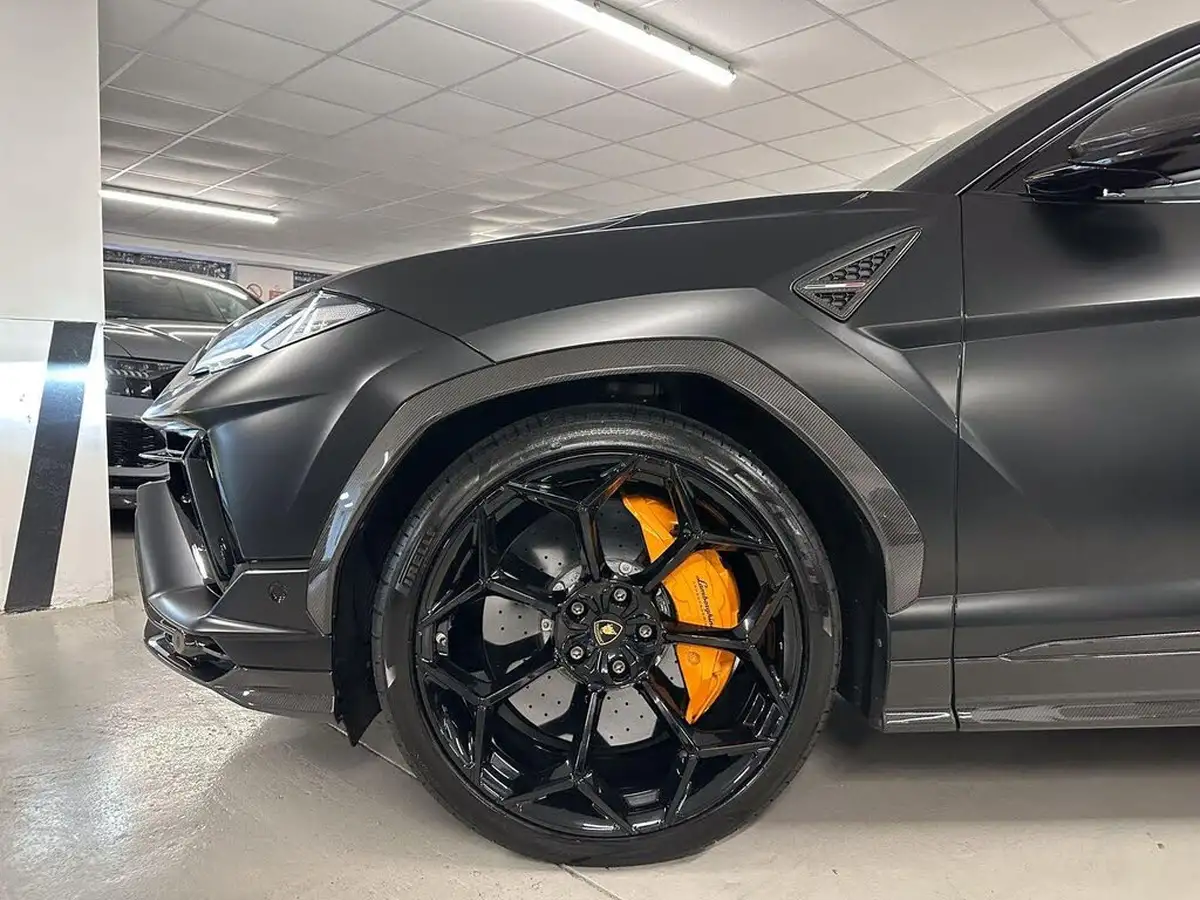 2023-lamborghini-urus-40-no-trim-big-11