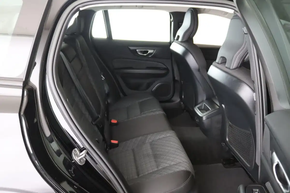 2023-volvo-v60-20-b3-core-big-13