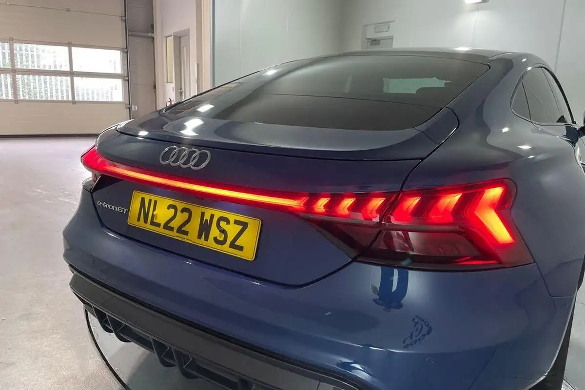 2022-audi-e-tron-gt-e-big-14
