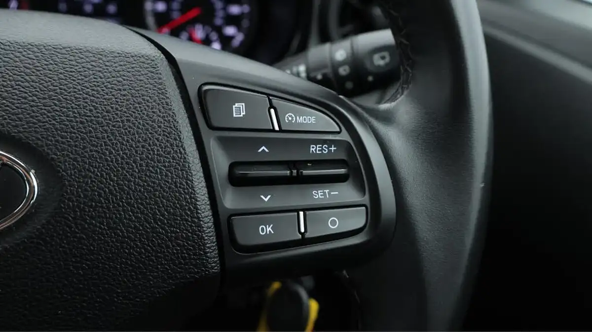 2022-hyundai-i10-10-se-connect-auto-big-24
