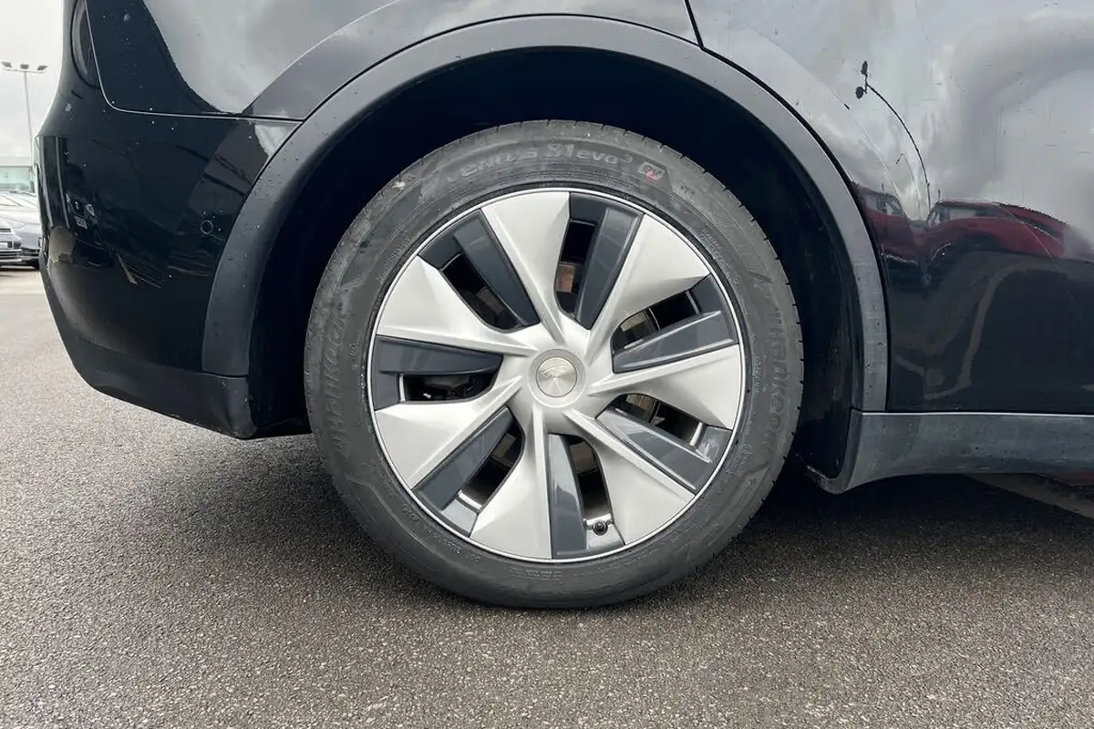 2022-tesla-model-y-e-long-range-big-4