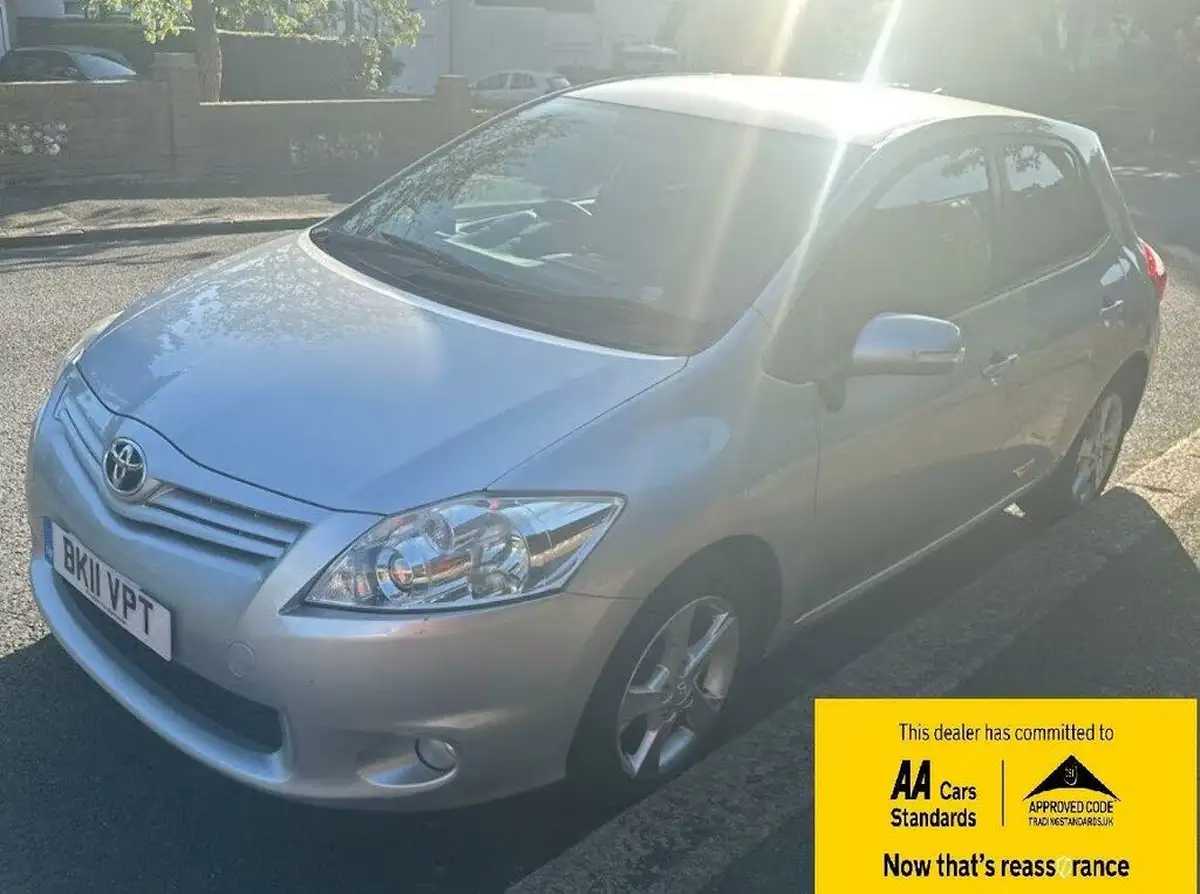 2011-toyota-auris-16-tr-130bhp-auto-seq-big-25
