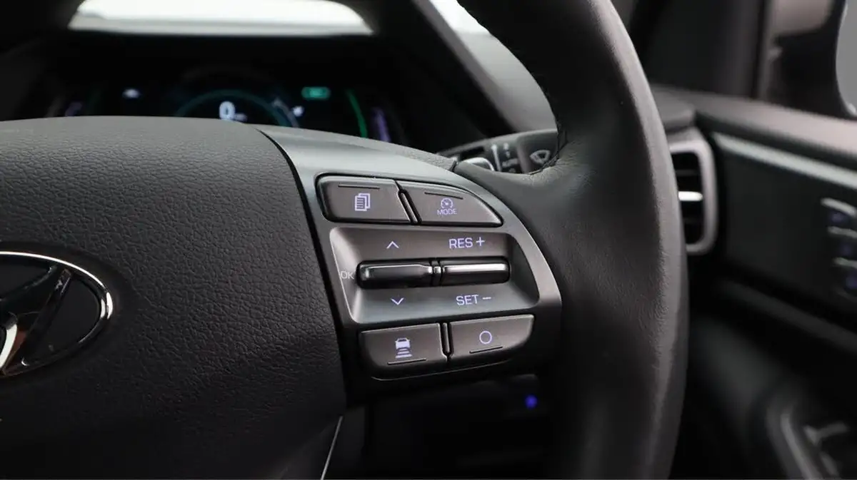 2021-hyundai-ioniq-e-premium-se-electric-100kw-big-26