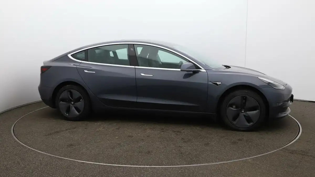 2020-tesla-model-3-e-long-range-big-40