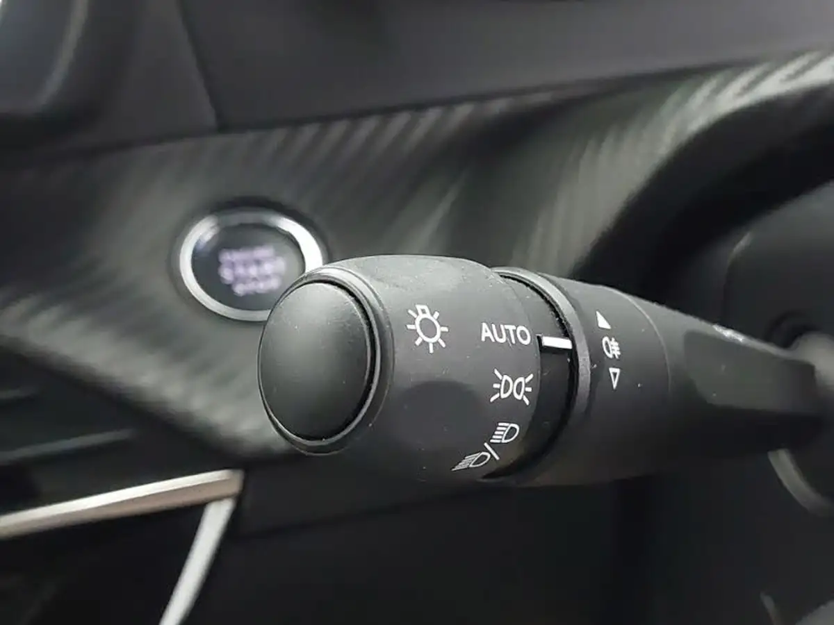 2023-peugeot-208-12-puretech-allure-premium-100ps-big-16