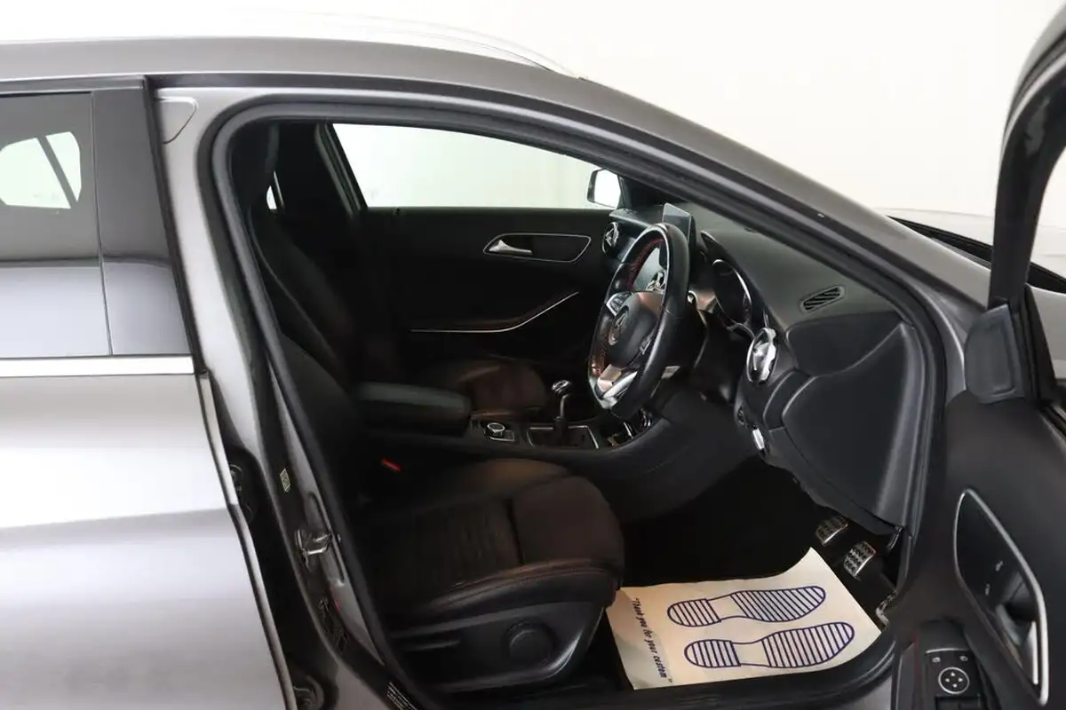 2018-mercedes-benz-gla-class-16-gla-200-amg-line-156ps-executive-big-15