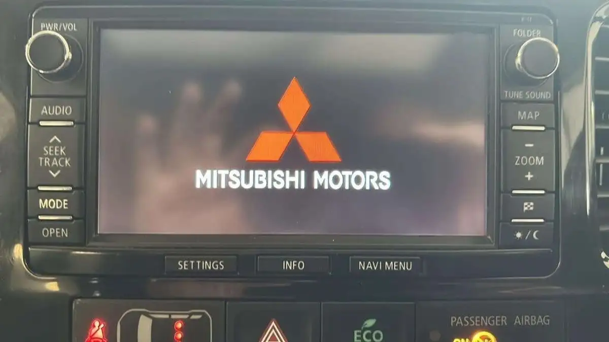 2015-mitsubishi-outlander-20-gx4h-phev-big-47