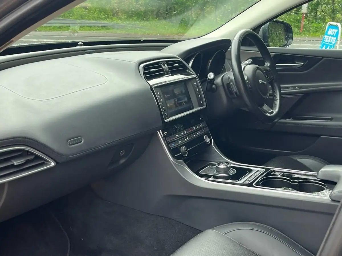 2016-jaguar-xe-20d-portfolio-180ps-auto-big-9