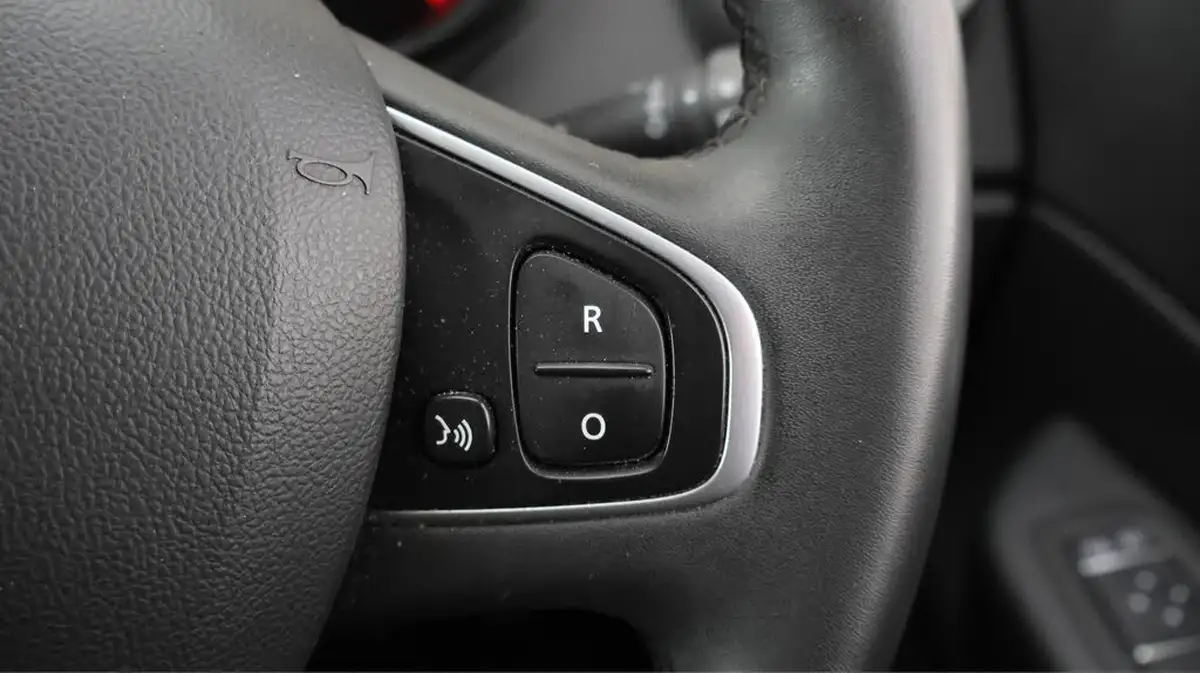 2019-renault-captur-09-tce-iconic-big-21