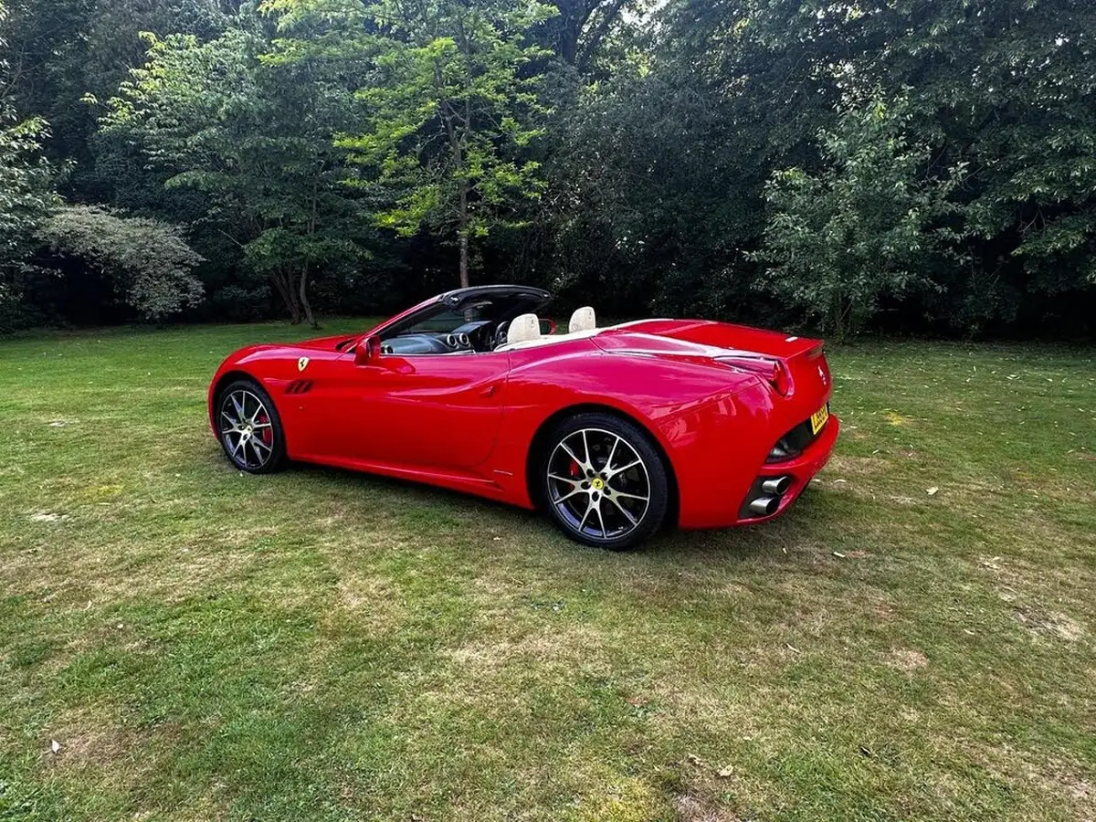 2010-ferrari-california-43-big-37