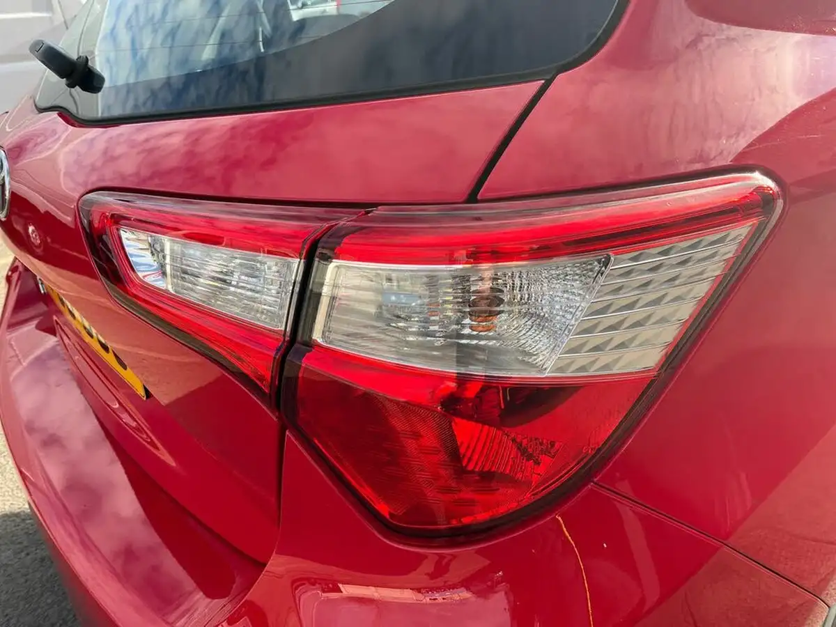 2018-toyota-yaris-15-vvt-i-icon-111bhp-1497cc-cvt-big-17