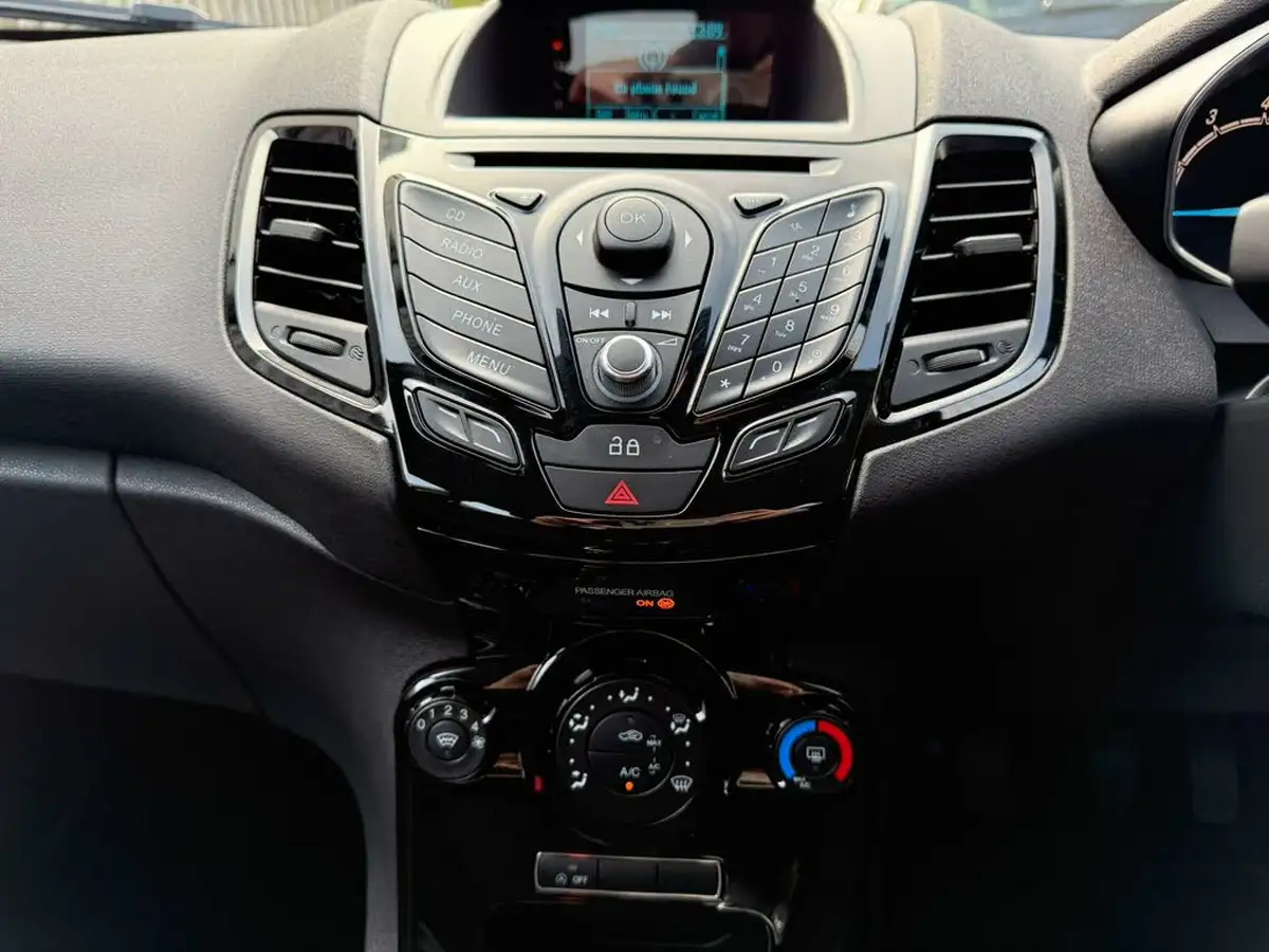 2014-ford-fiesta-10-zetec-100ps-ecoboost-ss-5d-big-15