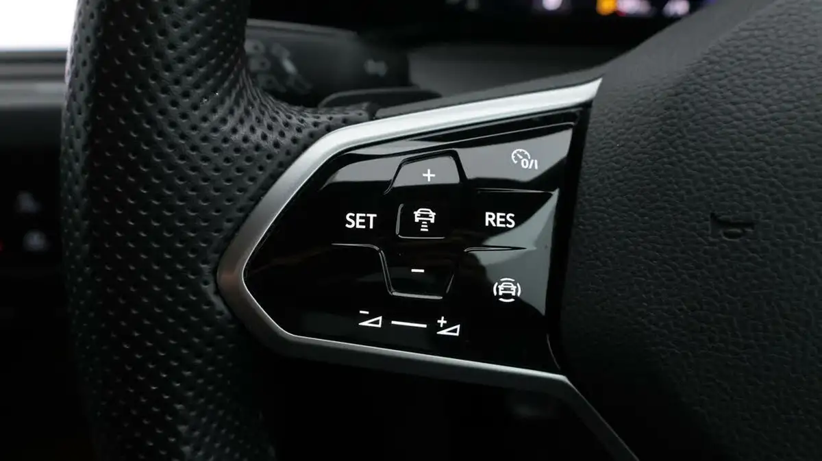 2022-volkswagen-golf-15-etsi-r-line-150ps-hatchback-big-23