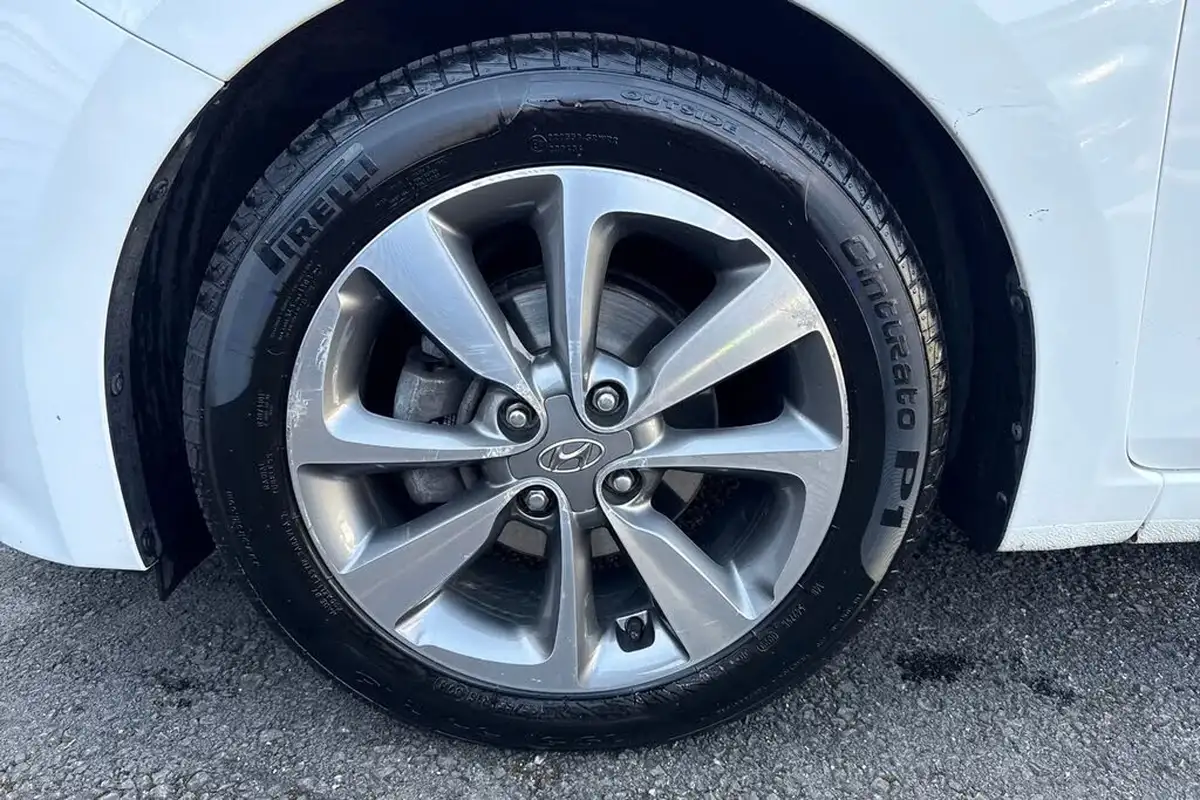 2017-hyundai-i20-12-premium-se-nav-big-12