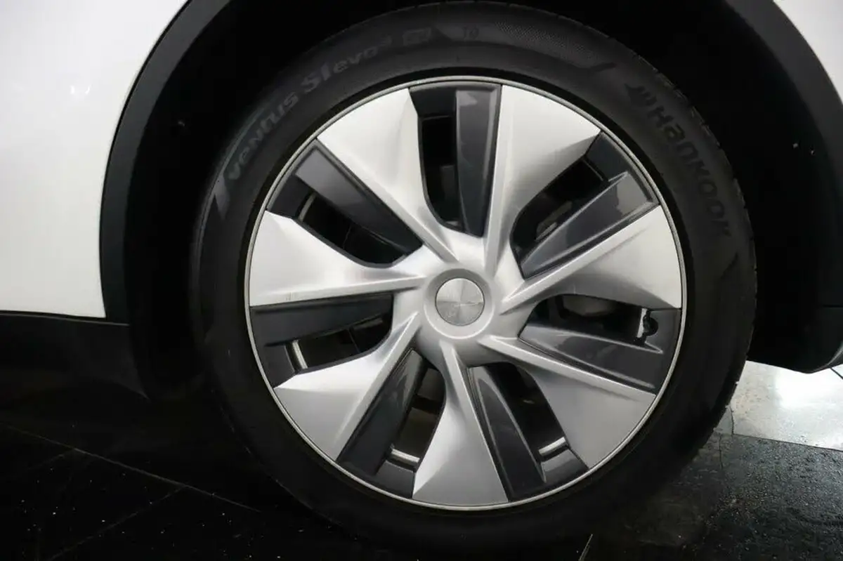 2022-tesla-model-y-e-long-range-big-31
